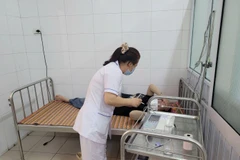 Thăm khám cho người bệnh nghi ngộ độc sau khi được chuyển cấp cứu, điều trị tại Trung tâm Y tế Hương Trà. (Nguồn: Tiên Phong)