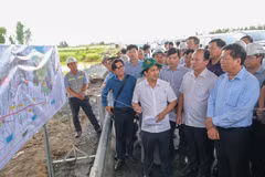 Bộ trưởng Bộ Xây dựng Trần Hồng Minh nghe báo cáo tiến độ dự án cao tốc Châu Đốc-Cần Thơ-Sóc Trăng. (Ảnh: Thanh Liêm/TTXVN)
