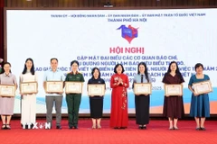 Ủy viên Bộ Chính trị, Bí thư Thành ủy Hà Nội Bùi Thị Minh Hoài trao Bằng khen của thành phố cho các tập thể và cá nhân tiêu biểu của Thủ đô. (Ảnh: Văn Điệp/TTXVN)