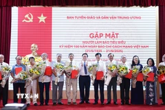 Trưởng Ban Tuyên giáo và Dân vận Trung ương Nguyễn Trọng Nghĩa trao quà tri ân cho các nhà báo tiêu biểu. (Ảnh: Phương Hoa/TTXVN)