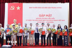 Trưởng Ban Tuyên giáo và Dân vận Trung ương Nguyễn Trọng Nghĩa trao quà tri ân cho các nhà báo tiêu biểu. (Ảnh: Phương Hoa/TTXVN)