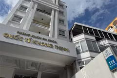 Mới đây, phòng Kiểm tra – Pháp chế (Sở Y tế Thành phố Hồ Chí Minh) vừa phối hợp với Công an Thành phố Hồ Chí Minh và UBND phường Cầu Ông Lãnh kiểm tra đột xuất Phòng khám Đa khoa Khang Thịnh (số 114 Trần Đình Xu, TPHCM) sau phản ánh của người dân từ Cổng thông tin 1022 của thành phố. (Ảnh: Sở Y tế Thành phố Hồ Chí Minh)