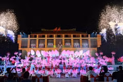 Tiết mục "Tiếng hát từ Thành phố mang tên Người" do Phạm Trang và Duyên Huyền thể hiện. (Ảnh: Thu Hương/TTXVN)