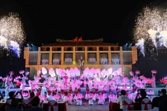 Tiết mục "Tiếng hát từ Thành phố mang tên Người" do Phạm Trang và Duyên Huyền thể hiện. (Ảnh: Thu Hương/TTXVN)