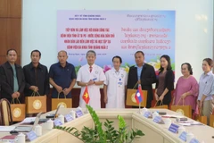 Lãnh đạo Bệnh viện Đa khoa tỉnh Quảng Ngãi 2 tặng quà cho lãnh đạo Bệnh viện tỉnh Attapeu. (Ảnh: Dư Toán/TTXVN)