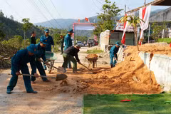 Công tác chuẩn bị khởi công xây dựng trường phổ thông nội trú liên cấp Tiểu học – Trung học cơ sở xã biên giới Đăk Plô, tỉnh Quảng Ngãi được gấp rút triển khai. (Ảnh: Dư Toán/TTXVN)