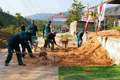 Công tác chuẩn bị khởi công xây dựng trường phổ thông nội trú liên cấp Tiểu học – Trung học cơ sở xã biên giới Đăk Plô, tỉnh Quảng Ngãi được gấp rút triển khai. (Ảnh: Dư Toán/TTXVN)