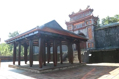 Nhà rường xây dựng phía trước Bửu thành lăng mộ Hoàng Thái hậu Từ Dụ thuộc di tích lăng vua Thiệu Trị (Huế). (Ảnh: Nguyên Lý /TTXVN)