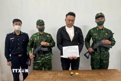 Đối tượng SHI JIAXING (Thạch Gia Hưng) và tang vật bị lực lượng chức năng bắt giữ. (Ảnh: TTXVN phát)