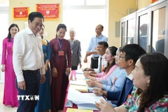 Chủ tịch UBND thành phố Huế Nguyễn Khắc Toàn dự Lễ khai mạc và tham gia bầu cử tại Tổ bầu cử số 1, phường An Cựu, thành phố Huế. (Ảnh: Văn Dũng/TTXVN)