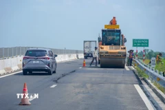 Đơn vị thi công khắc phục các vị trí bị lún trên cao tốc Hậu Giang - Cà Mau. (Ảnh: Thanh Liêm/TTXVN)