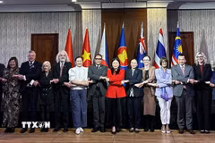 Các đại biểu tham dự Lễ kỷ niệm 59 năm ngày thành lập ASEAN tại bang Tây Australia chụp ảnh lưu niệm. (Ảnh: Trung Trang/TTXVN)