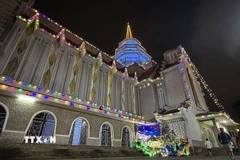 Các nhà thờ được trang hoàng lung linh, đón chào mùa Giáng sinh an lành. (Ảnh: Mai Trang/TTXVN)