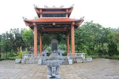 Nhà bia tưởng niệm 16 Thanh niên xung phong hy sinh tại bến phà 2 Long Đại. (Nguồn: Báo Quảng Bình)