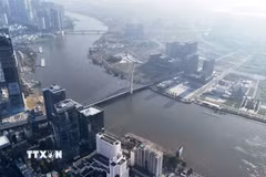 Cầu Ba Son kết nối trung tâm Thành phố Hồ Chí Minh với khu đô thị Thủ Thiêm. (Ảnh: Hồng Đạt/TTXVN)