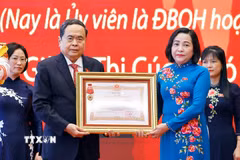 Chủ tịch Quốc hội Trần Thanh Mẫn trao Huân chương Lao động hạng Ba của Chủ tịch nước tặng Phó Chủ tịch Quốc hội Nguyễn Thị Thanh. (Ảnh: Doãn Tấn/TTXVN)