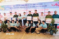 Tặng quà cho đại diện các đơn vị, lực lượng trên đảo Hòn Đốc. (Ảnh: Trần Việt/TTXVN)