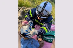 2 cháu bé được lực lượng chức năng giải cứu an toàn. (Ảnh: Công an Hà Nội)