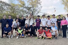 Đại sứ Lê Quang Long và phu nhân Nguyễn Thị Ngọc Thư chụp ảnh cùng các cầu thủ thi đấu. (Ảnh: Việt Hùng/TTXVN)