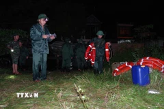 Vận chuyển hàng cứu trợ tới người dân vùng lũ. (Ảnh: TTXVN phát)