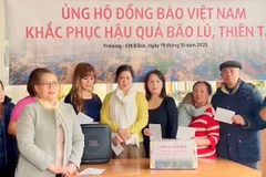 Ông Đinh Văn Nghĩa (ngoài cùng bên phải), đại diện Ban tổ chức chia sẻ: Mỗi tấm lòng, dù nhỏ, đều mang trong đó tình yêu quê hương sâu nặng. (Nguồn: Phương Hoa/TTXVN)