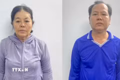 Hai đối tượng Nguyễn Thị Hoa và Tô Văn Bé Mười tại cơ quan Công an. (Ảnh: TTXVN phát)