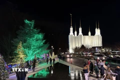 Tọa lạc tại Kensington, bang Maryland, ngôi đền nổi bật với kiến trúc trắng trang nhã và những ngọn tháp cao vươn lên giữa không gian rộng lớn. (Ảnh: Ngọc Quang/TTXVN)