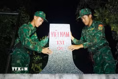 Lực lượng Bộ đội Biên phòng tỉnh Tây Ninh kiểm tra, quản lý cột mốc biên giới trên tuyến biên giới Tây Nam. (Ảnh: Minh Phú/TTXVN)