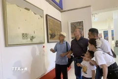 Đại biểu và nhân dân tham quan triển lãm. (Ảnh: Mạnh Minh/TTXVN)