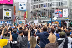 Ngã năm Shibuya nổi tiếng tại Tokyo ngập tràn cổ động viên bóng đá chung vui với đội nhà. (Ảnh: Xuân Giao/TTXVN)