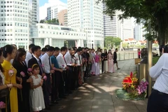  Đại sứ quán Việt Nam tại Singapore cùng Cộng đồng người Việt Nam tại Singapore đã tổ chức lễ dâng hoa tượng Bác tại Bảo tàng Văn minh châu Á. (Nguồn: TTXVN)