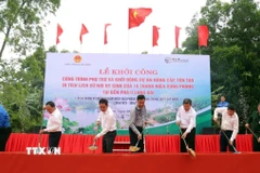 Nghi thức khởi công nâng cấp, tôn tạo Di tích lịch sử tại Bến phà II Long Đại, xã Hiền Ninh (Quảng Ninh, Quảng Bình), nơi hy sinh của 16 Thanh niên xung phong. (Ảnh: Tá Chuyên/TTXVN)