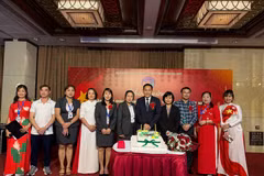 Tổng Lãnh sự Việt Nam tại Hong Kong và Macau Lê Đức Hạnh (đứng thứ 4, từ bên phải) và Ban chấp hành cùng chào mừng kỷ niệm 4 năm thành lập Hiệp hội. (Ảnh: Mạc Luyện/TTXVN)