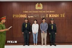 Hai 2 bị can là vợ chồng Trần Thị Như Hảo và Nguyễn Trọng Anh bị bắt tạm giam. (Ảnh: TTXVN phát)