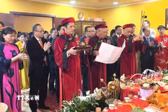 Đại diện Ban tổ chức đọc bài văn tế tưởng niệm và tri ân các Vua Hùng. (Ảnh: Trần Hải /TTXVN)