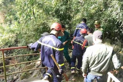 Lực tìm kiếm, lực lượng cứu hộ và người dân địa phương nỗ lực tìm kiếm nạn nhân. (Nguồn: Lao Động)