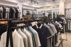 Lực lượng chức năng kiểm tra hàng hóa vi phạm tại hộ kinh doanh Phan Thị Hiền có địa chỉ tại phường Tây Tựu (Hà Nội).