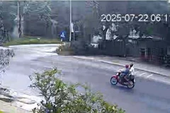 Hình ảnh ông M (quê Bắc Ninh) chở nam thanh niên được trích xuất từ camera của nhà dân. (Ảnh: Người dân cung cấp)