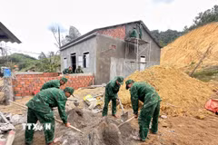 Hỗ trợ xóa nhà tạm cho hộ dân khó khăn vùng biên giới biển của thành phố Huế. (Ảnh: Mai Trang/TTXVN)