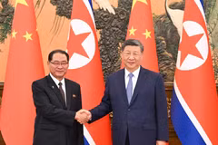 Chủ tịch Trung Quốc Tập Cận Bình và Thủ tướng Triều Tiên Pak Thae Song tại cuộc gặp ở Bắc Kinh ngày 10/7/2026. (Ảnh: THX/TTXVN phát)