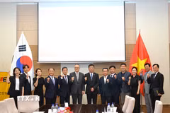Đại diện Đại sứ quán Việt Nam và Liên đoàn KFME chụp ảnh lưu niệm. (Ảnh: Khánh Vân/TTXVN)
