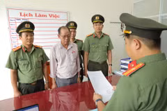 Cơ quan An ninh điều tra Công an Tây Ninh đọc lệnh khởi tố, bắt tạm giam đối tượng Nguyễn Minh Hùng. (Nguồn: Công an tỉnh Tây Ninh)