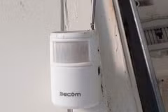 Thiết bị chống trộm tại một cửa hàng làm tê liệt loạt khoá thông minh (Ảnh: Trung tâm Tần số Vô tuyến điện khu vực VII).