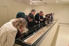 Israel lần đầu trưng bày cuốn Kinh Thánh cổ 2.100 tuổi