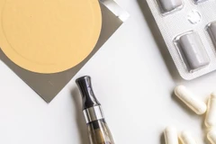 Các sản phẩm chứa nicotine để hỗ trợ cai thuốc lá như miếng dán, kẹo gum, ống hít… (Ảnh: everyonehealth.co.uk)