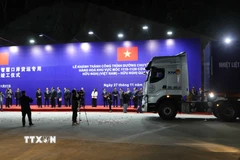 Các phương tiện khai thông tuyến đường chuyên dụng vận chuyển hàng hóa khu vực mốc 1119-1120 cửa khẩu thông minh Hữu Nghị (Việt Nam) - Hữu Nghị Quan (Trung Quốc). (Ảnh: Quang Duy/TTXVN)