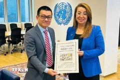 Đại sứ Vũ Lê Thái Hoàng bày tỏ trân trọng cảm ơn đối với UNODC và cá nhân bà Ghada Waly. (Ảnh: Đại sứ quán Áo)