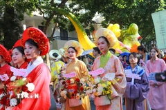 Khối diễu hành đi qua các tuyến phố của Hà Nội. (Ảnh: Khánh Hoà/TTXVN)