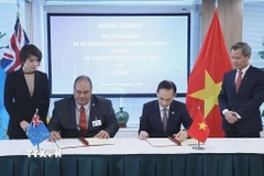 Quyền Bộ trưởng Ngoại giao Lê Hoài Trung và Bộ trưởng Ngoại giao, Lao động và Thương mại Paulson Panapa ký Thông cáo chung thiết lập quan hệ ngoại giao giữa hai nước. (Ảnh: Thanh Tuấn/TTXVN)