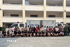 49 đối tượng, trong đó có 4 người nước ngoài, trong đường dây mua bán vận chuyển ma túy núp bóng thuốc lá điện tử bị bắt giữ. (Ảnh: TTXVN phát)
